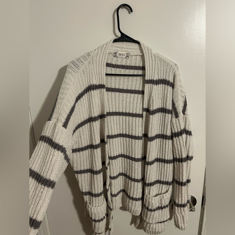 Size medium. Sweater cardigan.